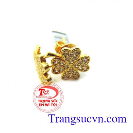 Hoa tai cỏ bốn lá