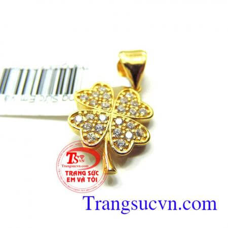Mặt dây cổ bốn lá vàng kết hợp cùng dây chuyền mặt trái tim đôi sẽ là sự lựa chọn làm quà cho ngày 20/10, ngày 08/3 ý nghĩa