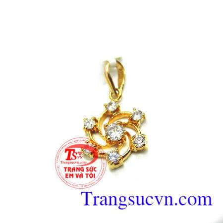 Mặt hoa tuyết cách điệu Mặt dây chuyền Hoa Tuyết chế tác tinh xảo, kết cấu hoàn mỹ là trang sức tô đậm vẻ đẹp mỏng manh, thanh nhã cho bạn gái hiện đại vàng tây