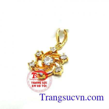 Mặt hoa tuyết cách điệu Mặt dây chuyền Hoa Tuyết chế tác tinh xảo, kết cấu hoàn mỹ là trang sức tô đậm vẻ đẹp mỏng manh, thanh nhã cho bạn gái hiện đại vàng tây