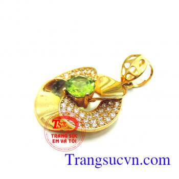 Mặt dây đá peridot mệnh hỏa và mộc Nhưng tốt cho người mệnh Hỏa nhất phải là đá có màu thuộc hành Mộc, tức là Xanh lá Peridot,Emerald,ngọc cẩm thạch... mang năng lượng may mắn và thành công trong tâm hồn được an tịnh