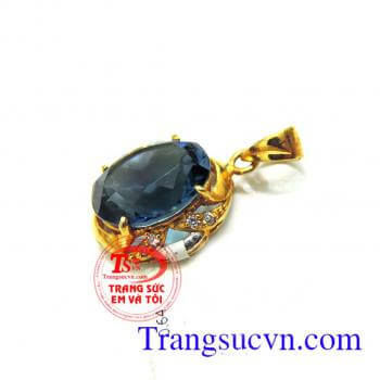 Mặt topaz xanh bọc vàng Mặt dây đá topaz xanh bọc Mặt dây đính đá topaz xanh hợp phong thủy, cho mệnh mộc và mệnh thủy. đeo hợp thời trang và trang phục  Loại sản phẩm: Dây chuyền vàng  Thương hiệu: Trang Sức Em Và Tôi