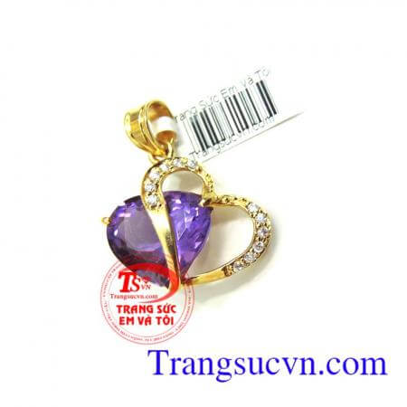 Mặt dây chuyền thạch anh trái tim Đặc biệt,mặt dây chuyền đá thạch anh tím còn có tác dụng rất tốt đối mặt dây chuyền phong thuỷ giúp đem lại tình cảm, may mắn và kích hoạt tình duyên ý nghĩa tượng trưng cho tình yêu cao thượng, sắc đẹp
