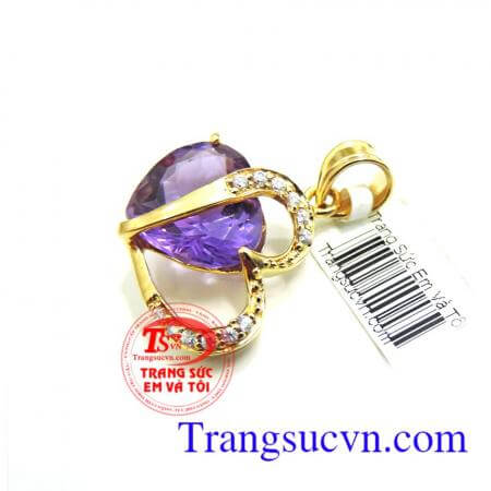Mặt dây chuyền thạch anh trái tim Đặc biệt,mặt dây chuyền đá thạch anh tím còn có tác dụng rất tốt đối mặt dây chuyền phong thuỷ giúp đem lại tình cảm, may mắn và kích hoạt tình duyên ý nghĩa tượng trưng cho tình yêu cao thượng, sắc đẹp