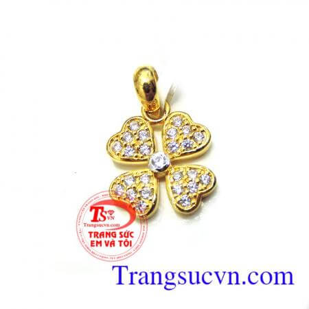 Mặt cỏ bốn cánh Người ta nói cỏ bốn lá có thể biến ước mơ thành sự thật. Cây bụi mải miết tìm kiếm. Ôm ấp mộng hướng dương - mặt trời. Cỏ bốn lá, cánh cỏ bốn lá,vàng tây 10k,mặt dây nữ tuyệt đẹp