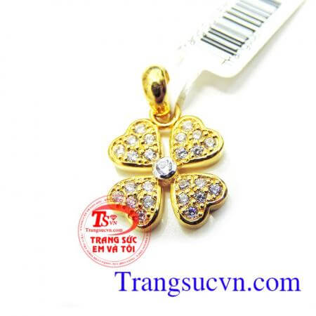 Mặt cỏ bốn cánh Người ta nói cỏ bốn lá có thể biến ước mơ thành sự thật. Cây bụi mải miết tìm kiếm. Ôm ấp mộng hướng dương - mặt trời. Cỏ bốn lá, cánh cỏ bốn lá,vàng tây 10k,mặt dây nữ tuyệt đẹp