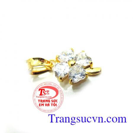 Mặt trái tim kết cỏ 4 lá Trái Tim Ngọt Ngào  thêm rạng rỡ cho khuôn mặt của các cô gái thì mẫu trang sức này còn có ý ốn cánh lá được tạo hình trái tim gắn kết với nhau