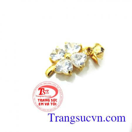 Mặt trái tim kết cỏ 4 lá Trái Tim Ngọt Ngào  thêm rạng rỡ cho khuôn mặt của các cô gái thì mẫu trang sức này còn có ý ốn cánh lá được tạo hình trái tim gắn kết với nhau