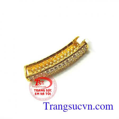 Mặt khúc vàng kết đá sản phẩm mặt dây nữ quyến rũ,xinh đẹp với chi tiêt đẹp,mảnh tinh tế, kết hợp cùng dây chuyền nữ hợp thời trang bộ trang sức vàng đảo bảo,Uy tín