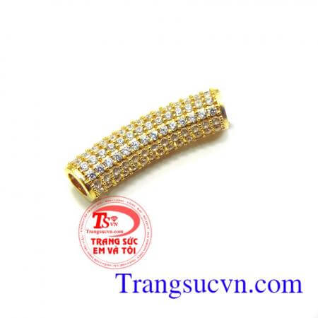 Mặt khúc vàng kết đá là sản phẩm đặc biệt được ưa chuộng hiện nay, phù hợp phong cách thời trang đa dạng của phái đẹp.