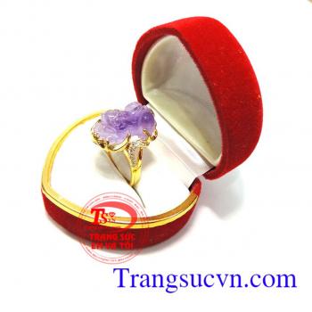 Nhẫn nữ tỳ hưu thạch anh tím 100% Bao thế kỷ qua các vị vua chúa và nữ hoàng đều yêu thích một màu tím hoàng gia,màu tím tình yêu,với ý nghĩa mang lại nhiều may mắn và thu hút tài lộc trong cuộc sống