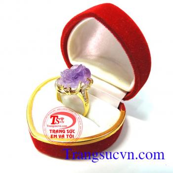 Nhẫn nữ tỳ hưu thạch anh tím 100% Bao thế kỷ qua các vị vua chúa và nữ hoàng đều yêu thích một màu tím hoàng gia,màu tím tình yêu,với ý nghĩa mang lại nhiều may mắn và thu hút tài lộc trong cuộc sống