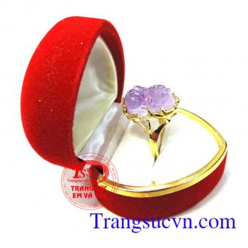 Nhẫn nữ tỳ hưu thạch anh tím 100% Bao thế kỷ qua các vị vua chúa và nữ hoàng đều yêu thích một màu tím hoàng gia,màu tím tình yêu,với ý nghĩa mang lại nhiều may mắn và thu hút tài lộc trong cuộc sống