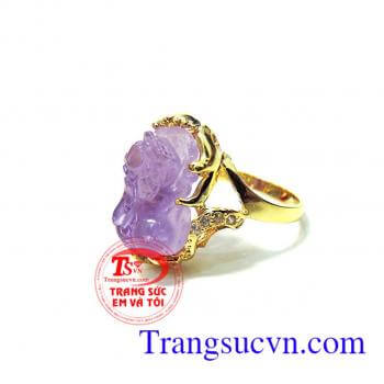 Nhẫn nữ tỳ hưu thạch anh tím 100% Bao thế kỷ qua các vị vua chúa và nữ hoàng đều yêu thích một màu tím hoàng gia,màu tím tình yêu,với ý nghĩa mang lại nhiều may mắn và thu hút tài lộc trong cuộc sống