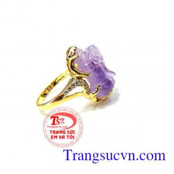 Nhẫn nữ tỳ hưu thạch anh tím 100% Bao thế kỷ qua các vị vua chúa và nữ hoàng đều yêu thích một màu tím hoàng gia,màu tím tình yêu,với ý nghĩa mang lại nhiều may mắn và thu hút tài lộc trong cuộc sống