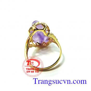 Nhẫn nữ tỳ hưu thạch anh tím 100% Bao thế kỷ qua các vị vua chúa và nữ hoàng đều yêu thích một màu tím hoàng gia,màu tím tình yêu,với ý nghĩa mang lại nhiều may mắn và thu hút tài lộc trong cuộc sống