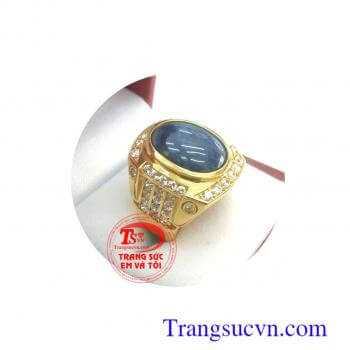 Nhẫn nam vàng đá Sapphire được tin là giúp bạn nhận được những tri thức,mang năng lượng tốt  may mắn,Đá sapphire có tác dụng giúp con người trở nên bình tĩnh, chế ngự tính nóng,thói sấu Uy Tín Chất lượng