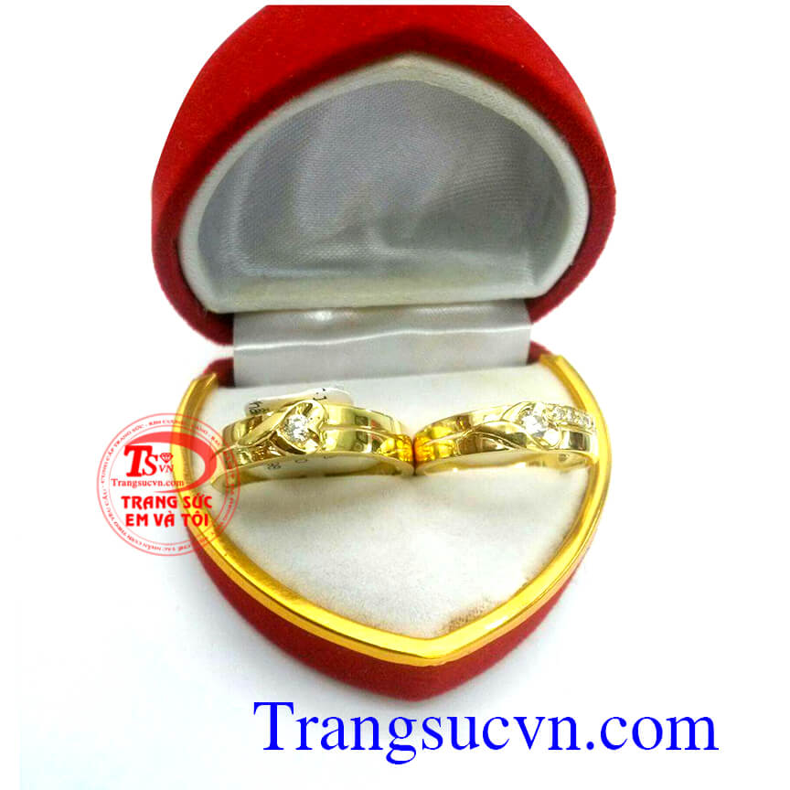 Nhẫn cưới vàng với thiết kế vô cùng độc đáo với hình một nửa trái tim trên mỗi chiếc nhẫn và khi ghép lại sẽ tạo nên một trái tim hoàn chỉnh Nhẫn cưới trái tim vàng