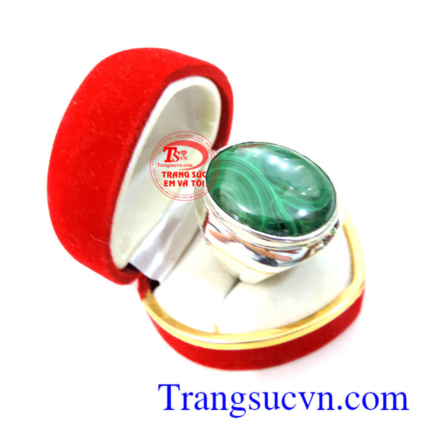 Nhẫn nam vàng trắng đá Lông Công với màu xanh được tính tương hợp với mệnh Mộc,nhưng là chiếc nhẫn nam tương sinh cho mệnh hỏa,đeo nhẫn ngón giữa,tác dụng cả đá lông công