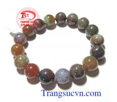 Chuỗi Canxedon Canxedon có ánh sáp, đôi khi mờ và có nhiều màu sắc khác nhau, phổ biến là trắng đến xám, xám xanh và nâu tới đen. Canxedon trong tự nhiên có rất nhiều loại khác nhau, và nó được xem là loại đá bán quý.