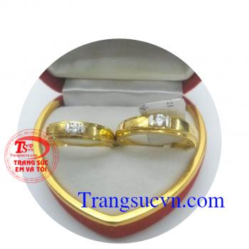 Bộ sưu tập nhẫn cưới Full House bao gồm những mẫu nhẫn cưới đẹp, thanh lịch, phù hợp với các cặp đôi ưa thích sự đơn giản, lãng mạn.