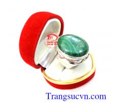 Nhẫn nam vàng trắng đá Lông Công với màu xanh được tính tương hợp với mệnh Mộc,nhưng là chiếc nhẫn nam tương sinh cho mệnh hỏa,đeo nhẫn ngón giữa,tác dụng cả đá lông công