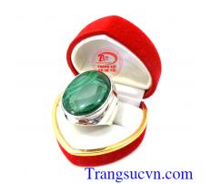 Nhẫn nam vàng trắng đá Lông Công với màu xanh được tính tương hợp với mệnh Mộc,nhưng là chiếc nhẫn nam tương sinh cho mệnh hỏa,đeo nhẫn ngón giữa,tác dụng cả đá lông công