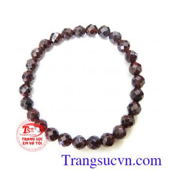 Garnet -đá của tình yêu , có khả năng khơi đậy niềm đam mê trong tình yêu và làm phấn trấn tâm hồn . Nó xua đuổi bất hạnh và đem lại hạnh phúc cho chủ nhân. Garnet có tính gợi tình , khơi dậu lòng quả cảm, tăng cường ý trí và sự dẻo dai cũng như giúp phát