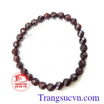 Garnet -đá của tình yêu , có khả năng khơi đậy niềm đam mê trong tình yêu và làm phấn trấn tâm hồn . Nó xua đuổi bất hạnh và đem lại hạnh phúc cho chủ nhân. Garnet có tính gợi tình , khơi dậu lòng quả cảm, tăng cường ý trí và sự dẻo dai cũng như giúp phát