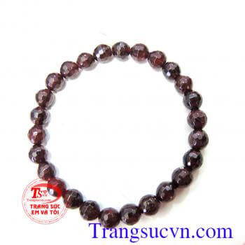 Garnet -đá của tình yêu , có khả năng khơi đậy niềm đam mê trong tình yêu và làm phấn trấn tâm hồn . Nó xua đuổi bất hạnh và đem lại hạnh phúc cho chủ nhân. Garnet có tính gợi tình , khơi dậu lòng quả cảm, tăng cường ý trí và sự dẻo dai cũng như giúp phát