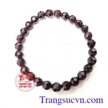 Garnet -đá của tình yêu , có khả năng khơi đậy niềm đam mê trong tình yêu và làm phấn trấn tâm hồn . Nó xua đuổi bất hạnh và đem lại hạnh phúc cho chủ nhân. Garnet có tính gợi tình , khơi dậu lòng quả cảm, tăng cường ý trí và sự dẻo dai cũng như giúp phát
