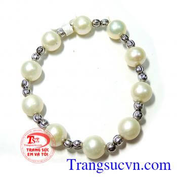 Chuỗi ngọc trai đeo tay Ngọc trai, ý nghĩa của ngọc trai, trang sức ngọc trai Để tạo ra viên ngọc đẹp long lanh nó đã phải vượt qua bao gian nan, đau đớn Các chuyên gia về phong thủy cũng như y học đều cho rằng, nếu đeo ngọc trai phù hợp thì bạn sẽ có đượ