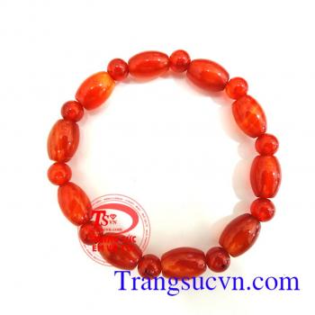 Agat (a-gát), hay đá mã não, là một biến thể dạng vi kết tinh của thạch anh (silica), chủ yếu là canxedon, đặc trưng bởi các hạt mịn và màu sáng. Mặc dù agat có thể được tìm thấy trong nhiều loại đá khác nhau, chúng chủ yếu liên quan đến các đá núi lửa nh