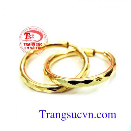 Hoa tai vàng tây vòng dành cho nữ, dễ kết hợp với nhiều kiểu trang phục. 