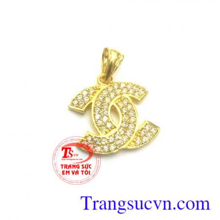 Mặt dây chuyền chữ Chanel Sản phẩm mặt dây chuyền nữ phù hợp mọi lứa tuổi, hợp thời trang và sang trọng quý phái dễ kết hợp với trang phục. 