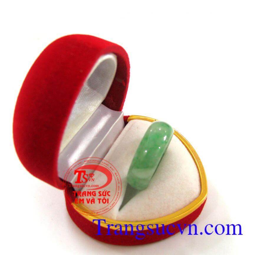 Nhẫn trơn ngọc phỉ thúy