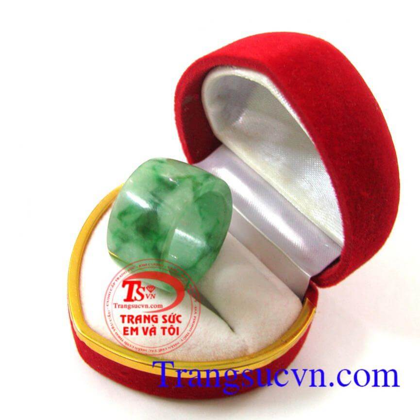 Nhẫn jadeite sang trọng quý phái