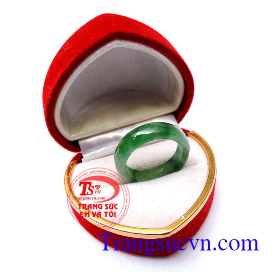 Nhẫn jadeite mạnh mẽ