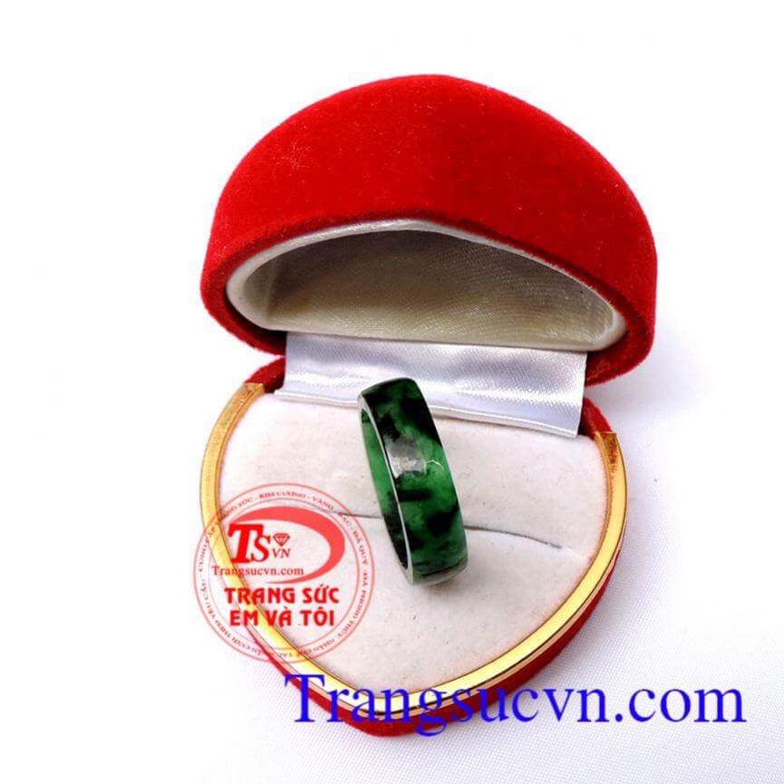 Nhẫn jadeite vân ngọc