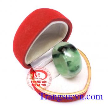 Nhẫn jadeite hộ mệnh