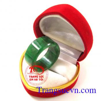 Nhẫn jadeite thiên nhiên tinh xảo