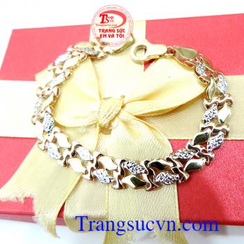 Lắc tay đẹp vàng Dành cho nữ đeo và cổ tay sang trọng và đẳng cấp, sản phẩm lắc vàng tây chất lượng đảm bảo Uy tín được giao toàn quốc, với thiết kế riêng bạn có thể đeo được hai mặt của chiếc lắc như bạn sở hữu hai chiếc lắc trong một.