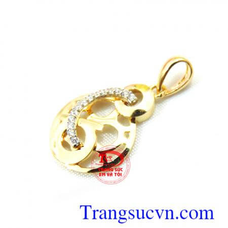 Mặt dây chuyền nữ vàng là mặt dây chuyền nữ vàng tây, mặt dây tinh tế, kiểu dáng đẹp, mang đến cho người đeo vẻ đẹp thời trang và duyên dáng dễ kết hợp cùng nhiều kiểu dây chuyền vàng