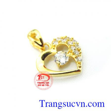 Mặt trái tim bên lề là món quà tuyệt vời cho người yêu thương, phù hợp phong cách thời trang tôn lên sự dịu dàng, sang trọng và tinh tế cho người đeo