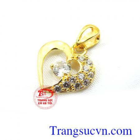 Mặt trái tim bên lề là món quà tuyệt vời cho người yêu thương, phù hợp phong cách thời trang tôn lên sự dịu dàng, sang trọng và tinh tế cho người đeo