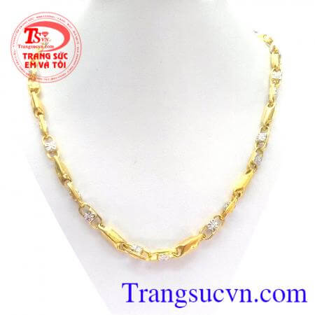 Chiếc dây chuyền vàng lịch lãm Sản phẩm dây chuyền vàng đeo hợp thời trang, chất lượng dây chuyền vàng đảm bảo chât lượng và uy tín. khách hàng ưa chuộng nhiều năm liền. Dây chuyền đa dạng mẫu dây vàng và kiểu phù hợp mọi lứa luổi có thể đeo làm tôn lê sự