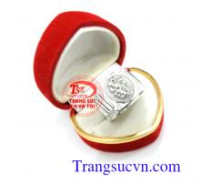 Nhẫn vàng trắng nam 18k dành cho nam sản phẩm tinh tế và đẳng cấp cho nam,chiếc nhẫn nam vàng trắng đảm có giấy kiểm định vàng kèm theo,hợp thời trang sức vàng trắng 18k đẹp