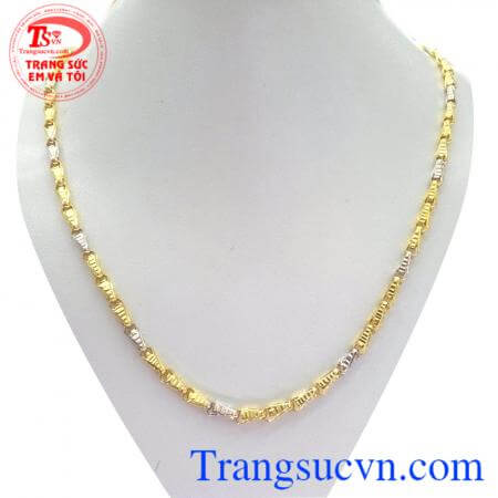 Vòng cổ nam sang trọng,, chất lượng dây chuyền vàng đảm bảo chât lượng và uy tín. khách hàng ưa chuộng nhiều năm liền. Dây chuyền đa dạng mẫu dây vàng và kiểu phù hợp mọi lứa luổi có thể đeo làm tôn lê sự tinh tế và lịch lãm cho bản thân.