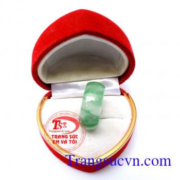 Nhẫn jadeite thiên nhiên sáng bóng