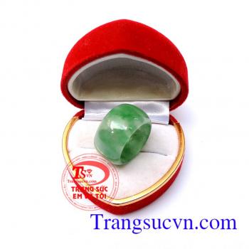 Nhẫn jadeite thiên nhiên ngón cái